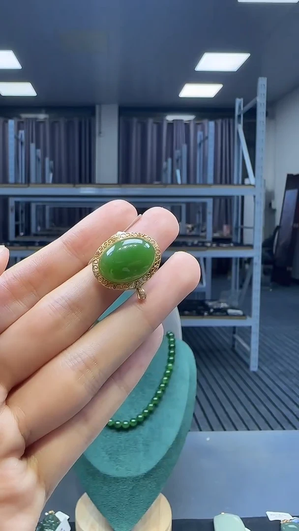 18K金镶嵌和田玉挂件1