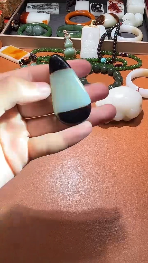 未镶嵌和田玉把件无****。和田玉