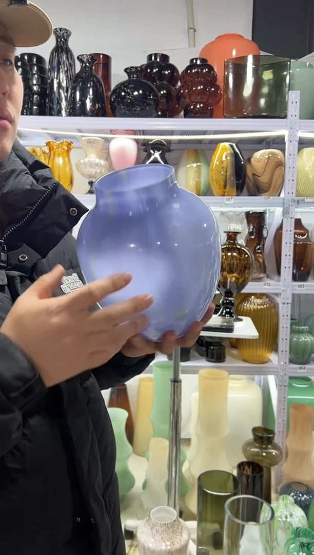 蓝色大肚花瓶微瑕介意勿拍