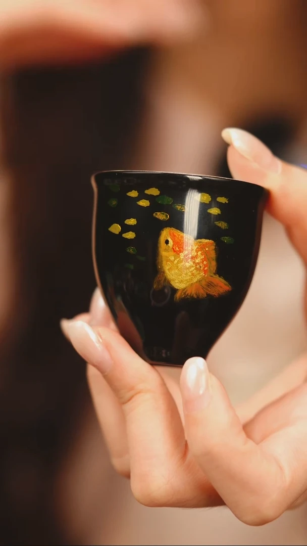 @黑色素髹手绘金鱼客杯@非遗大漆
