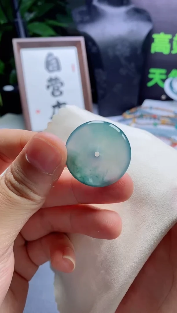 翡翠未镶嵌颈饰飘花平安扣