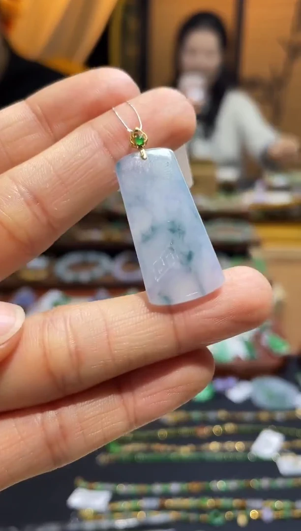 颈饰18K金镶嵌翡翠无事牌