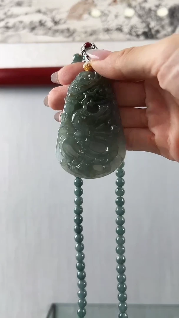 翡翠未镶嵌颈饰龙