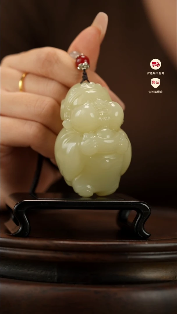 云南石竹叶青雕刻：丰盈在握手把件