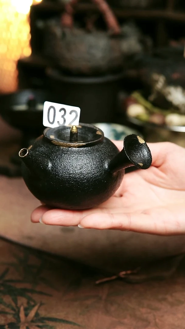 032号紫砂全手工黑金侧把茶壶150毫升