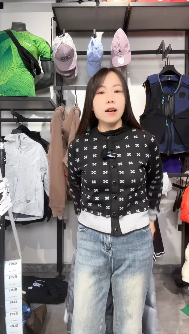 大*仔1413编码 耐克卫衣服饰过款为准 尺码XL