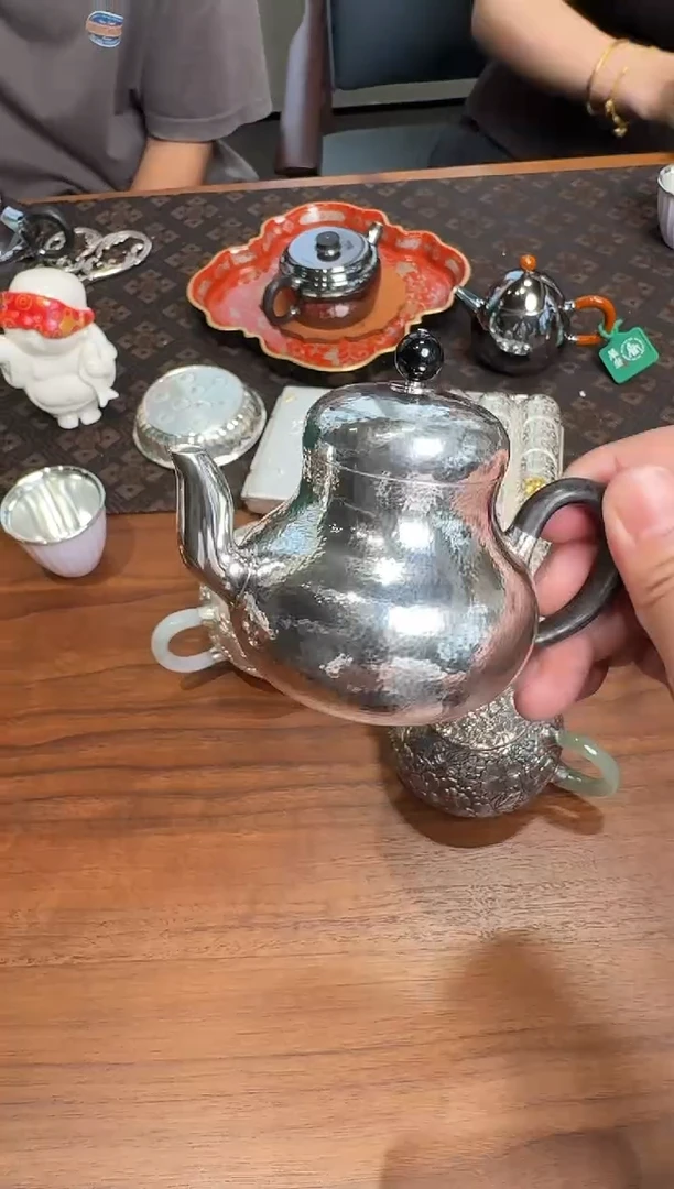 -豫**缘'呆坐 锤纹如意梨形壶