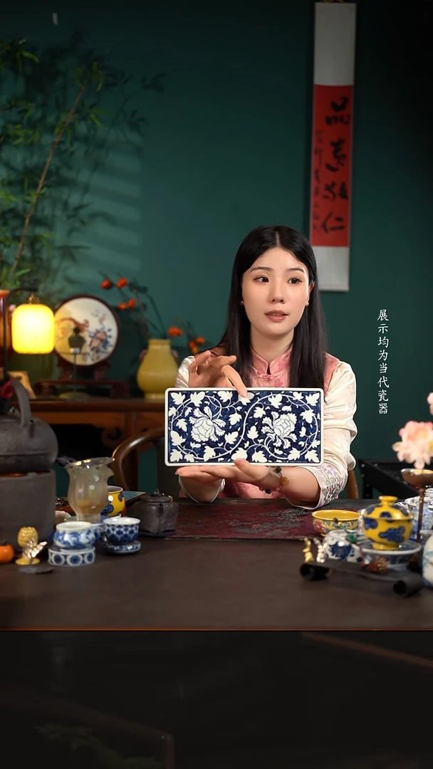 子润窑蓝地暗刻缠枝牡丹长干泡