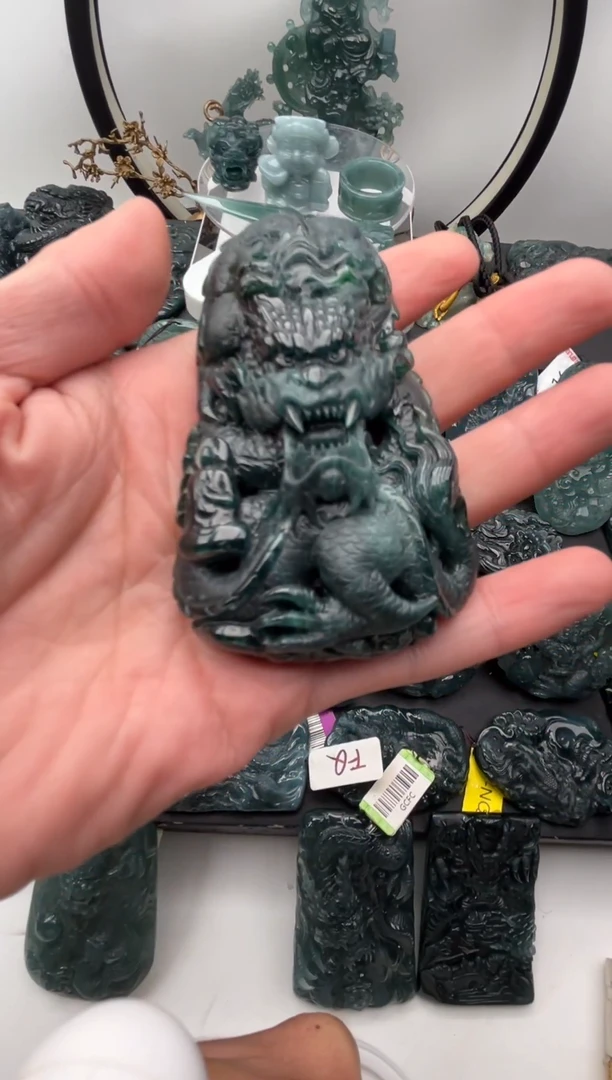 颈饰未镶嵌翡翠龙牌