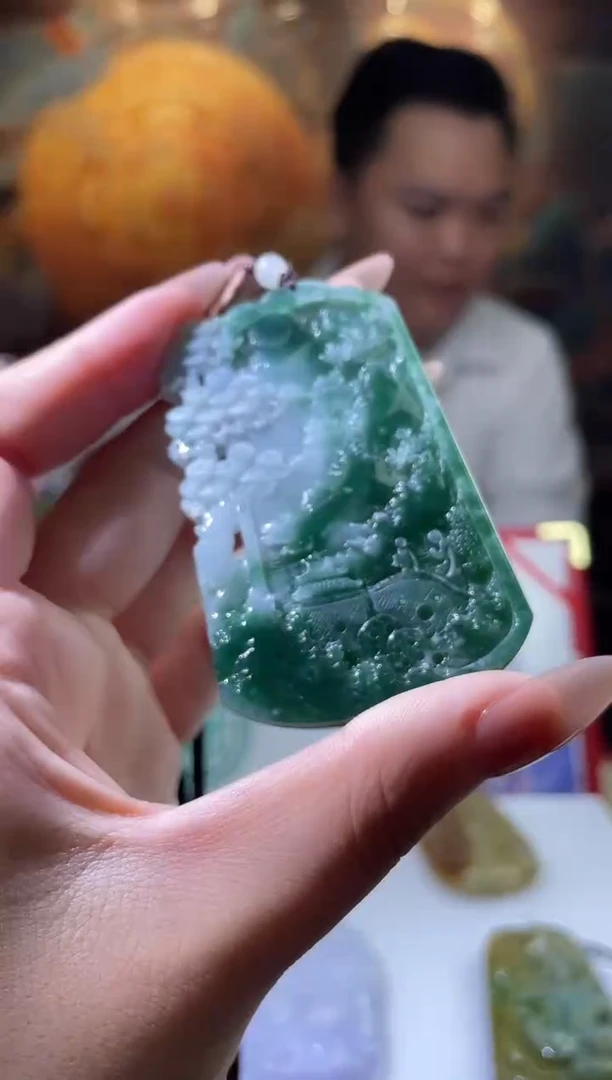 翡翠未镶嵌颈饰多样性发其一