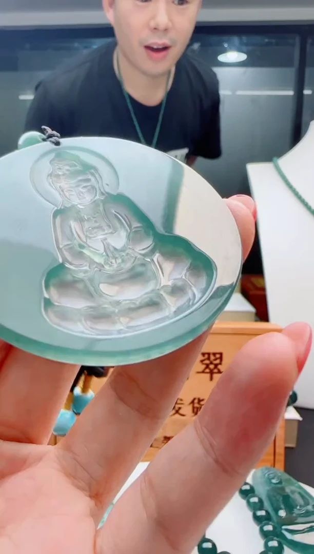 翡翠未镶嵌颈饰多样性发货其中一件