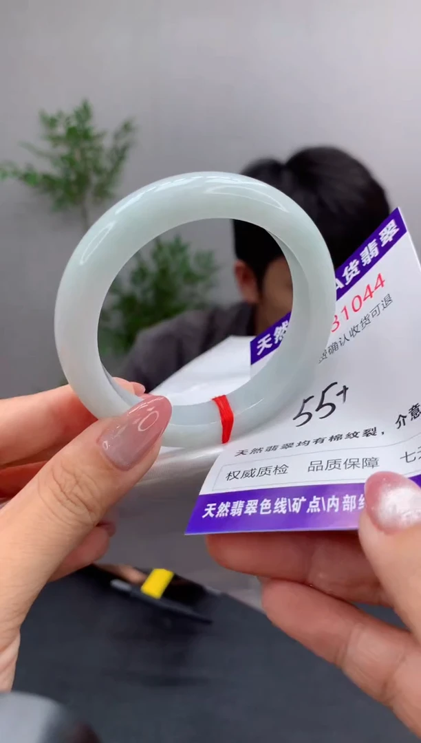 未镶嵌手镯翡翠有纹，完美者勿拍