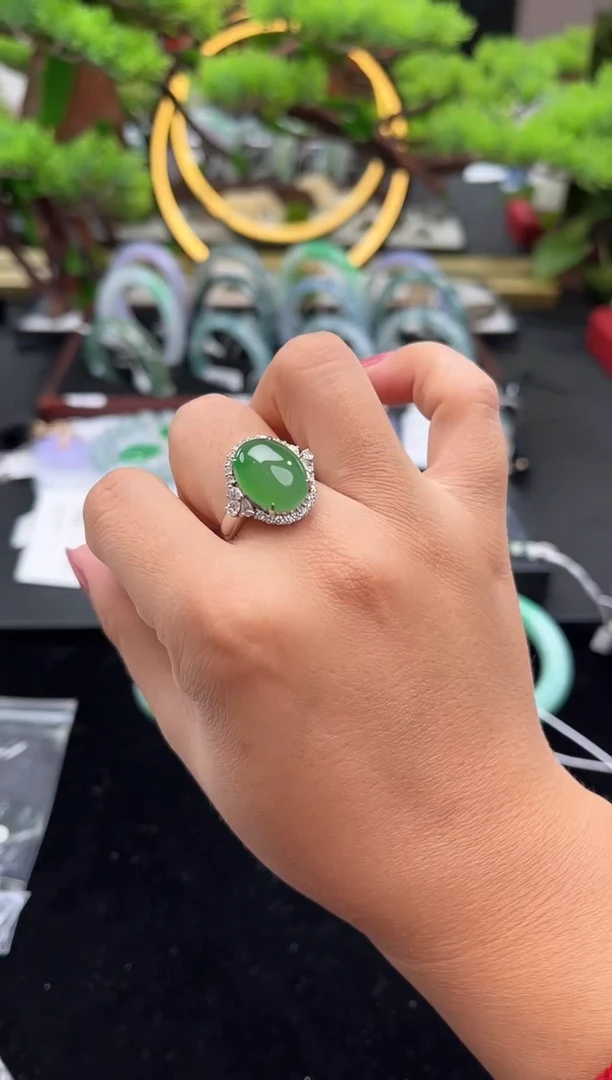 18K金镶嵌戒指翡翠戒指