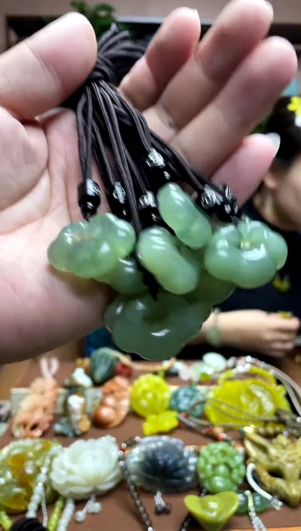 未镶嵌岫玉吊坠多样性发货发其中之一