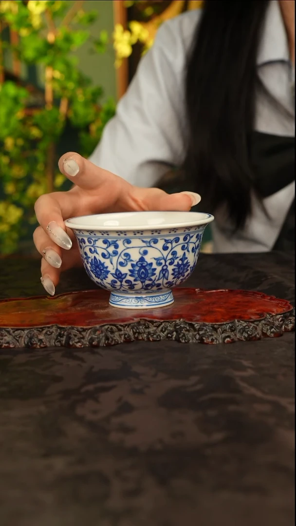 青花手绘缠枝莲主人杯