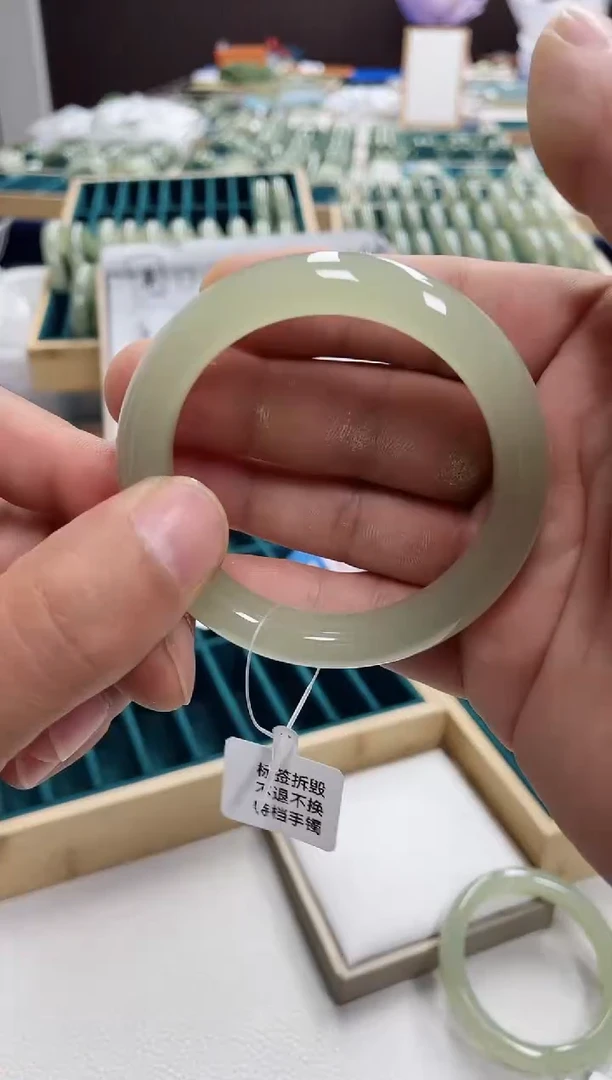 和田玉手镯未镶嵌姣和田玉手镯