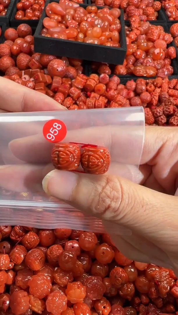 南红玛瑙未镶嵌颈饰1