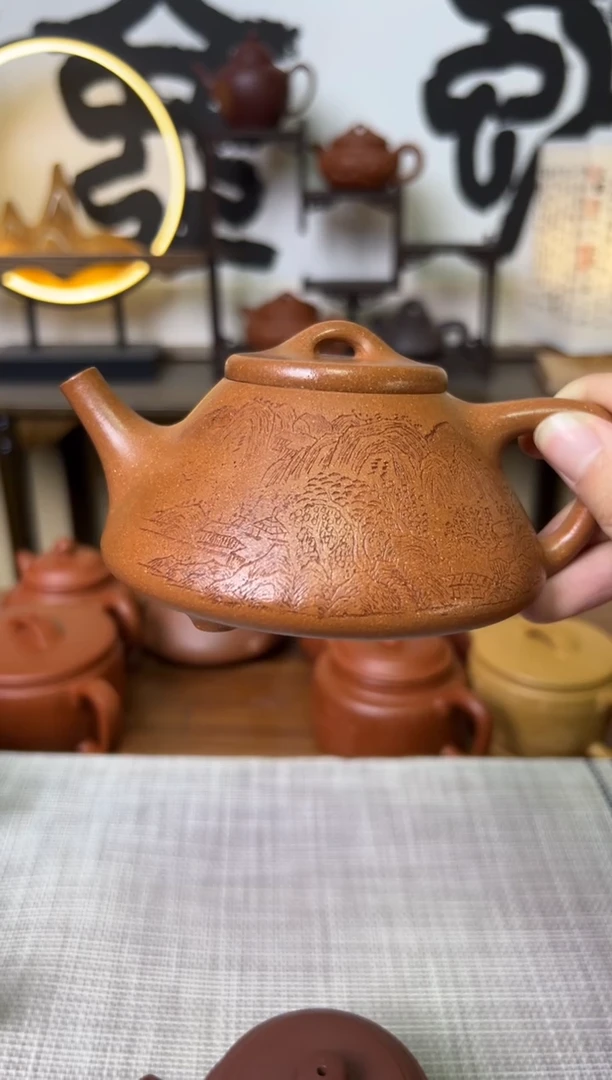 【闪购商品】段泥茶壶黄降坡子冶石瓢壶山水刻250CC-杨志琴