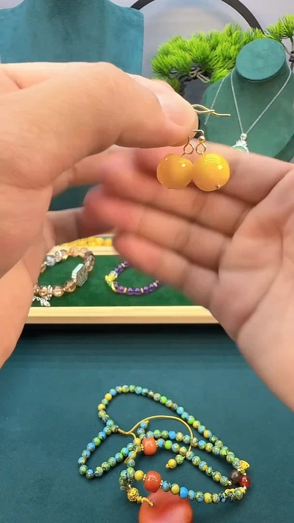 14K金镶嵌蜜蜡耳饰E01