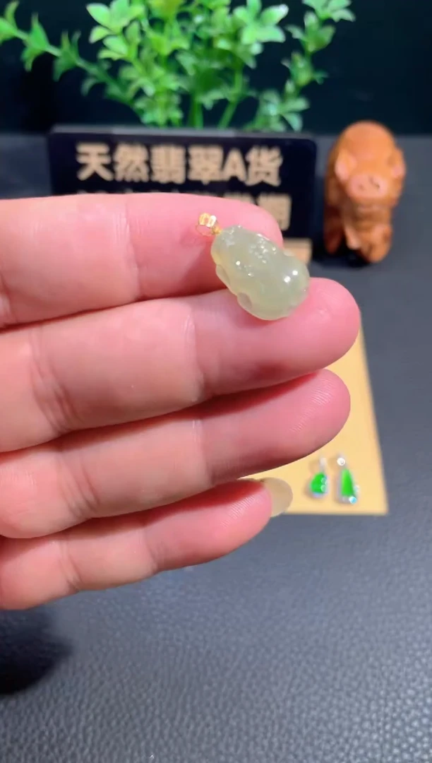 颈饰18K金镶嵌翡翠翡翠