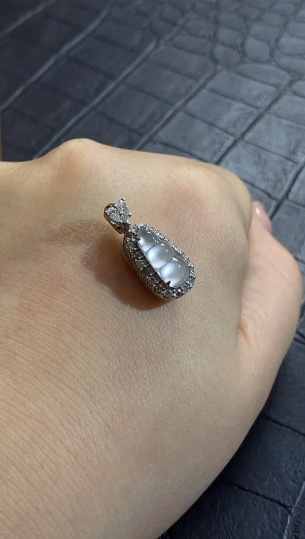 颈饰18K金镶嵌翡翠收到货48小时鉴赏期（超时不退不换）