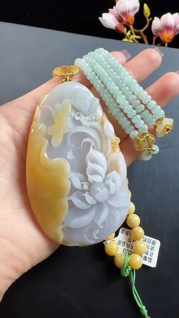 颈饰未镶嵌翡翠蜻蜓戏荷花