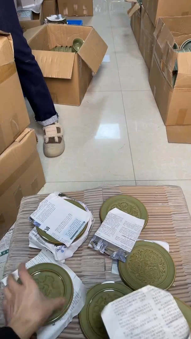 陶瓷纯手工橄榄绿刻花壶承（一个）纹饰随机发