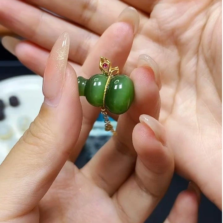 18k金天然和田玉碧玉猫葫芦颈饰吊坠
