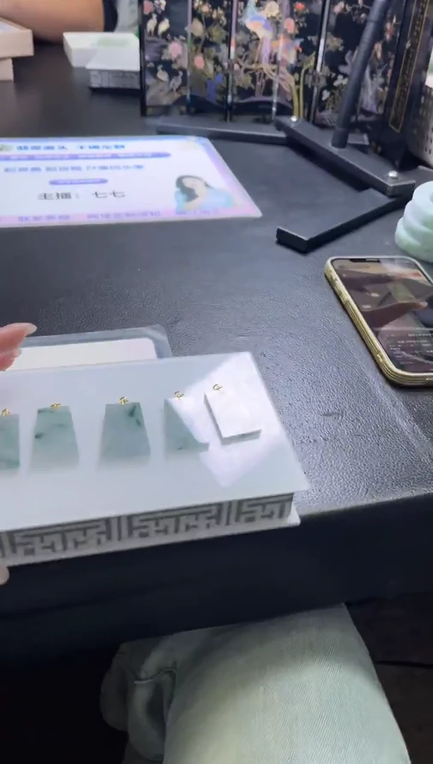 颈饰18K金镶嵌翡翠B200/多样性发一件/配绳子