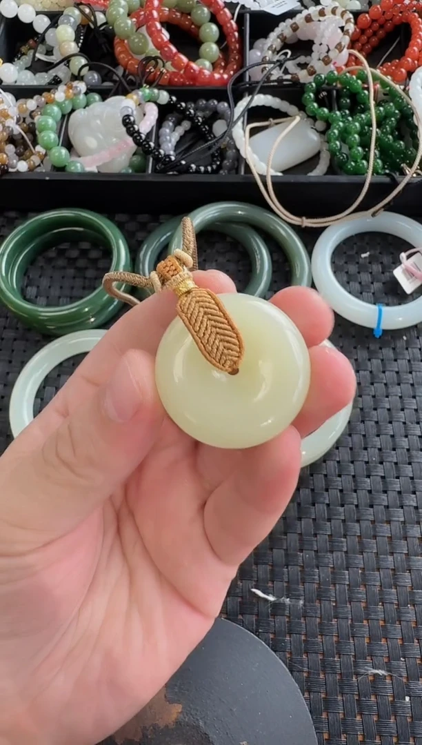 和田玉未镶嵌颈饰黄玉平安扣