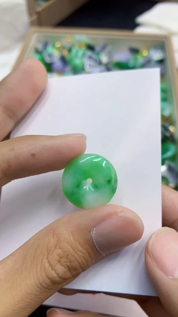 翡翠未镶嵌吊坠(不含链)             1