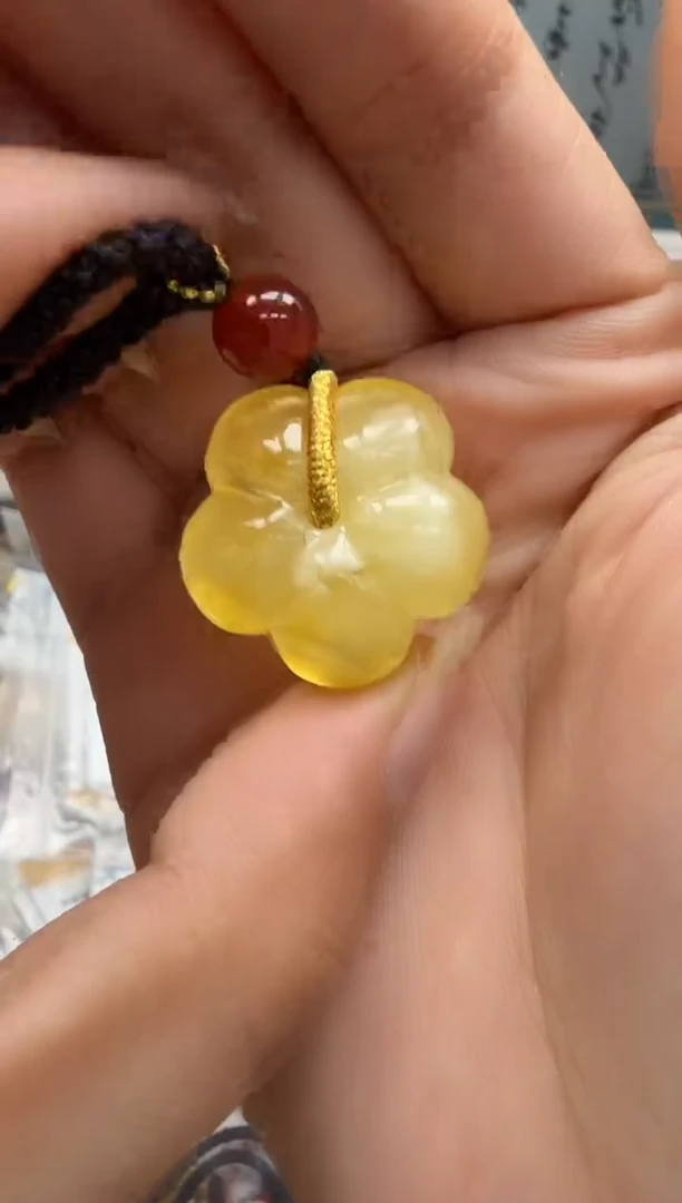 未镶嵌琥珀裸石如图