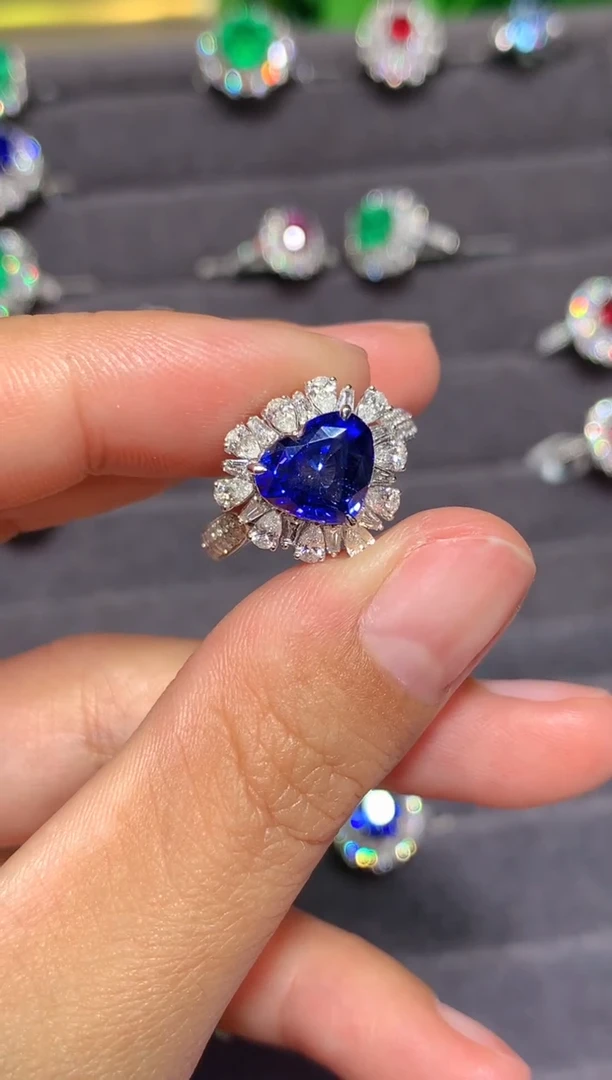 戒指蓝宝石18K金镶嵌2.8CT