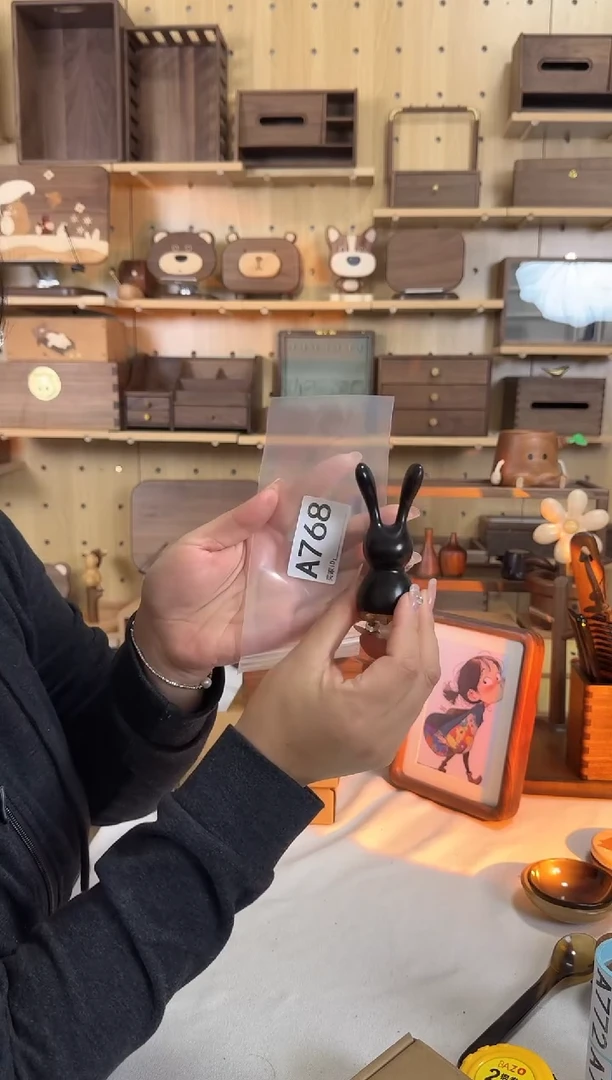 木 768紫光檀小兔羊角眼霜按摩棒