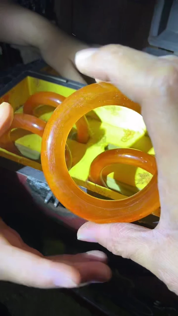 黄色带棉絮一只.