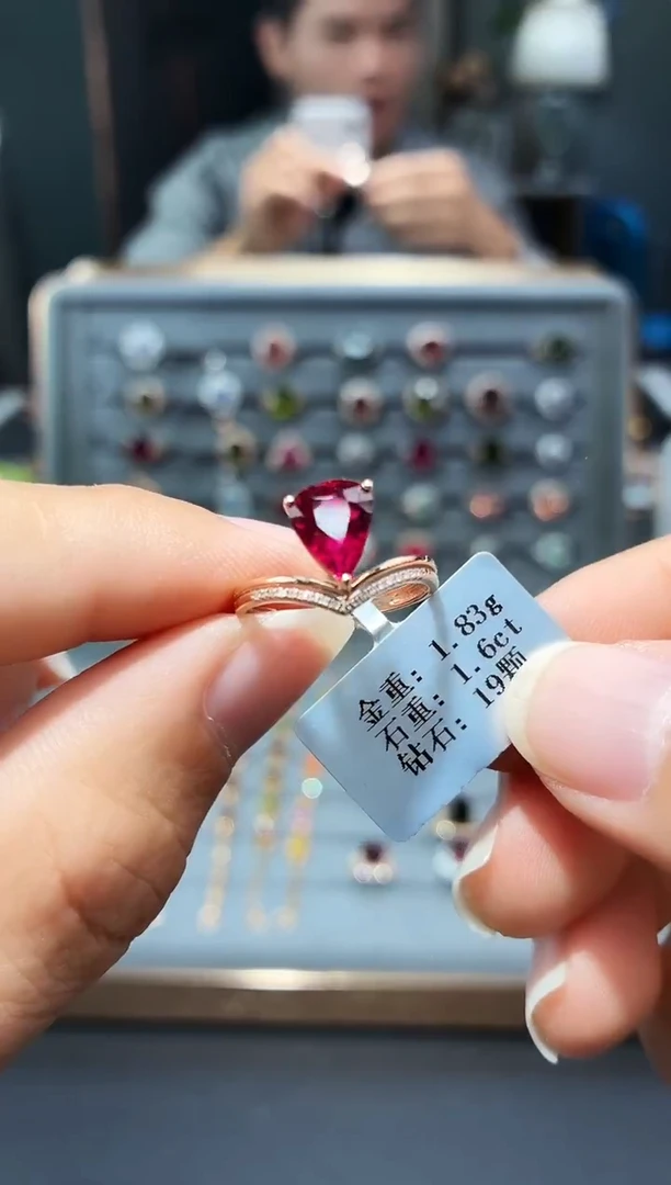 18K金镶嵌戒指碧玺1.6..