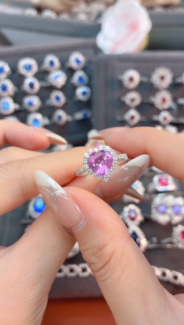 戒指彩色蓝宝石18K金镶嵌2.02克拉