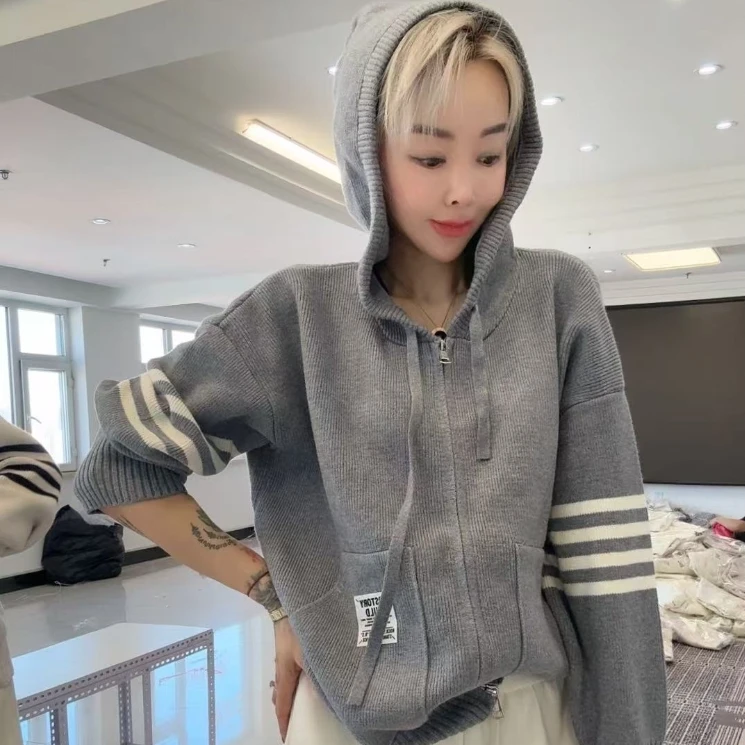 潮流款灰色四杠连帽大兜毛衣