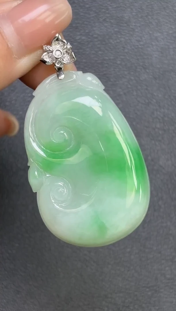 颈饰18K金镶嵌翡翠如意