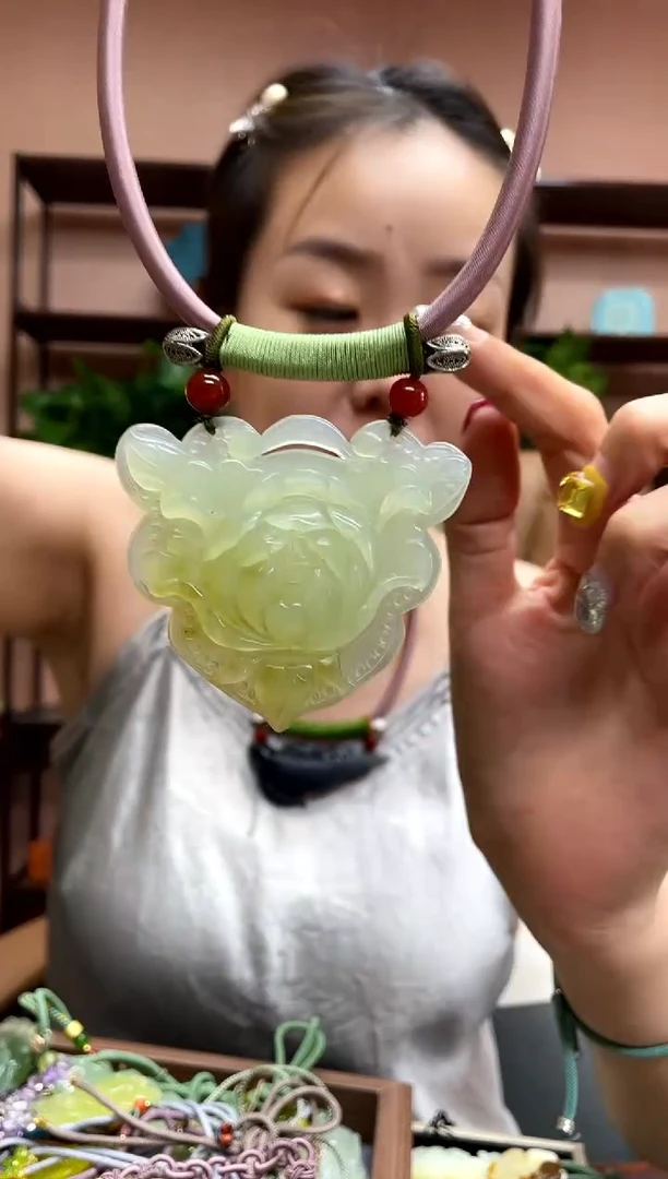 岫玉未镶嵌吊坠·