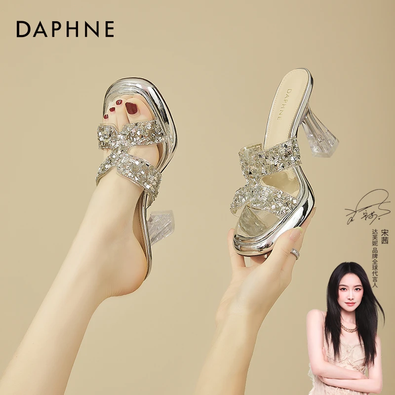 达芙妮外穿一字凉拖女2025夏季新款水钻透明小个子时尚细高跟凉鞋