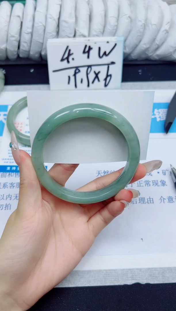 石英质玉手镯未镶嵌398/64.7