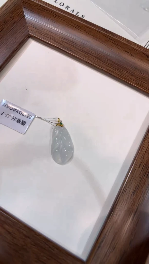 颈饰18K金镶嵌翡翠叶子