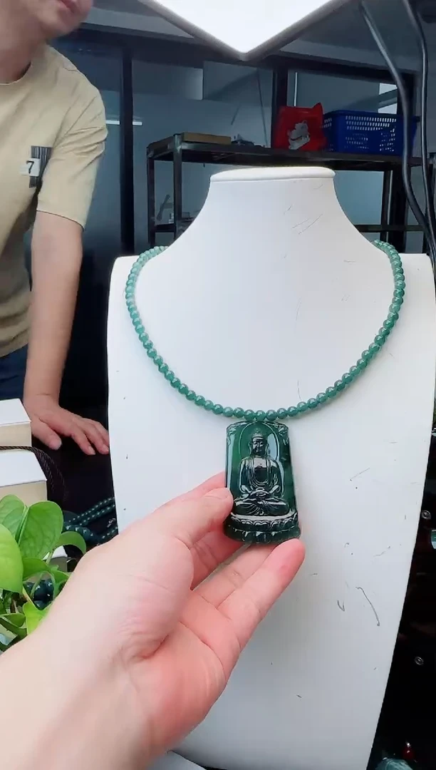 翡翠未镶嵌颈饰多样性发货其中一件