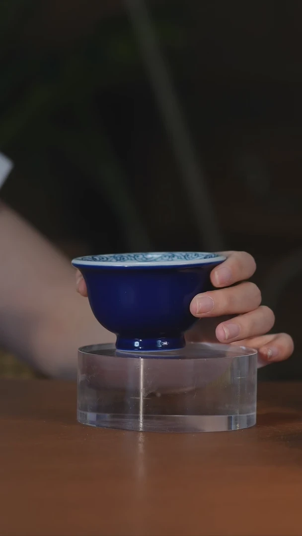 记蓝内绘八宝压手杯