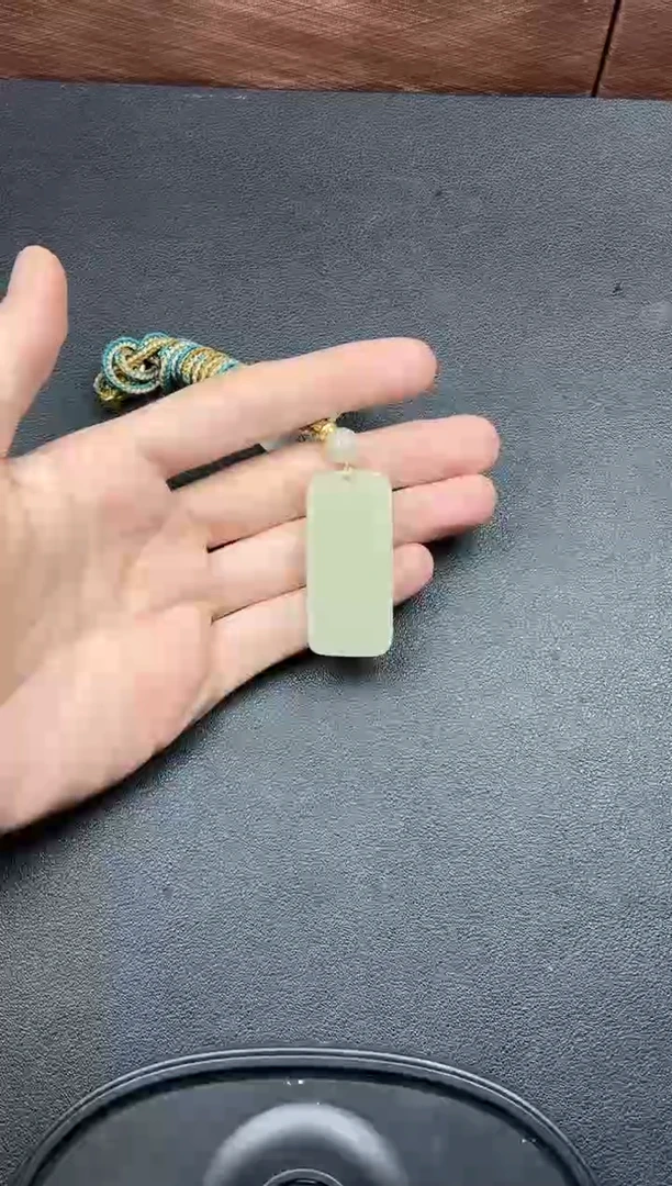 吊坠(赠链)未镶嵌和田玉且末微色差迪克兰一细吊坠