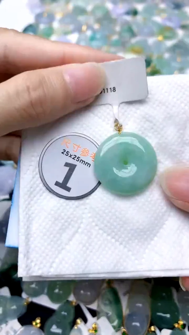 颈饰18K金镶嵌翡翠天然A货翡翠