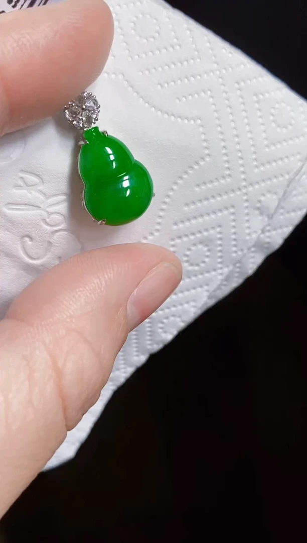 颈饰18K金镶嵌翡翠葫芦