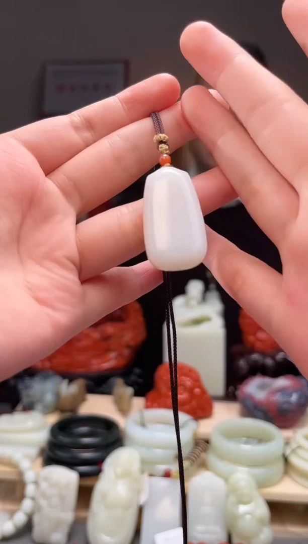 颈饰未镶嵌和田玉吊坠