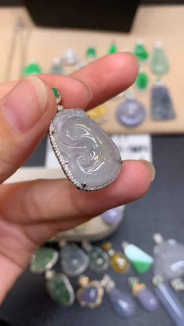 颈饰18K金镶嵌翡翠如意【无服务费